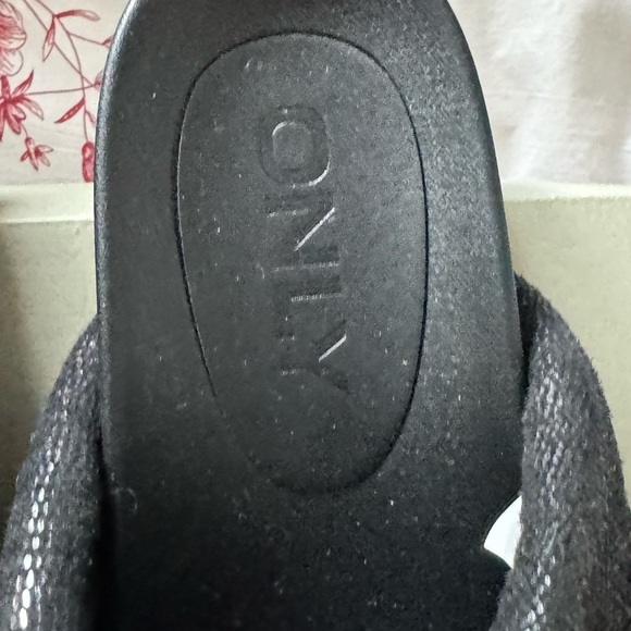 Black slip on sandals - Picture 3 of 4